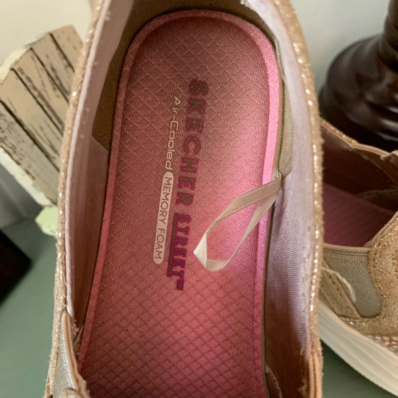 SKECHERS GIRLS- GOLD SPARKLE SLIP ON SNEAKERS EUC -sz 1 - Picture 3 of 8